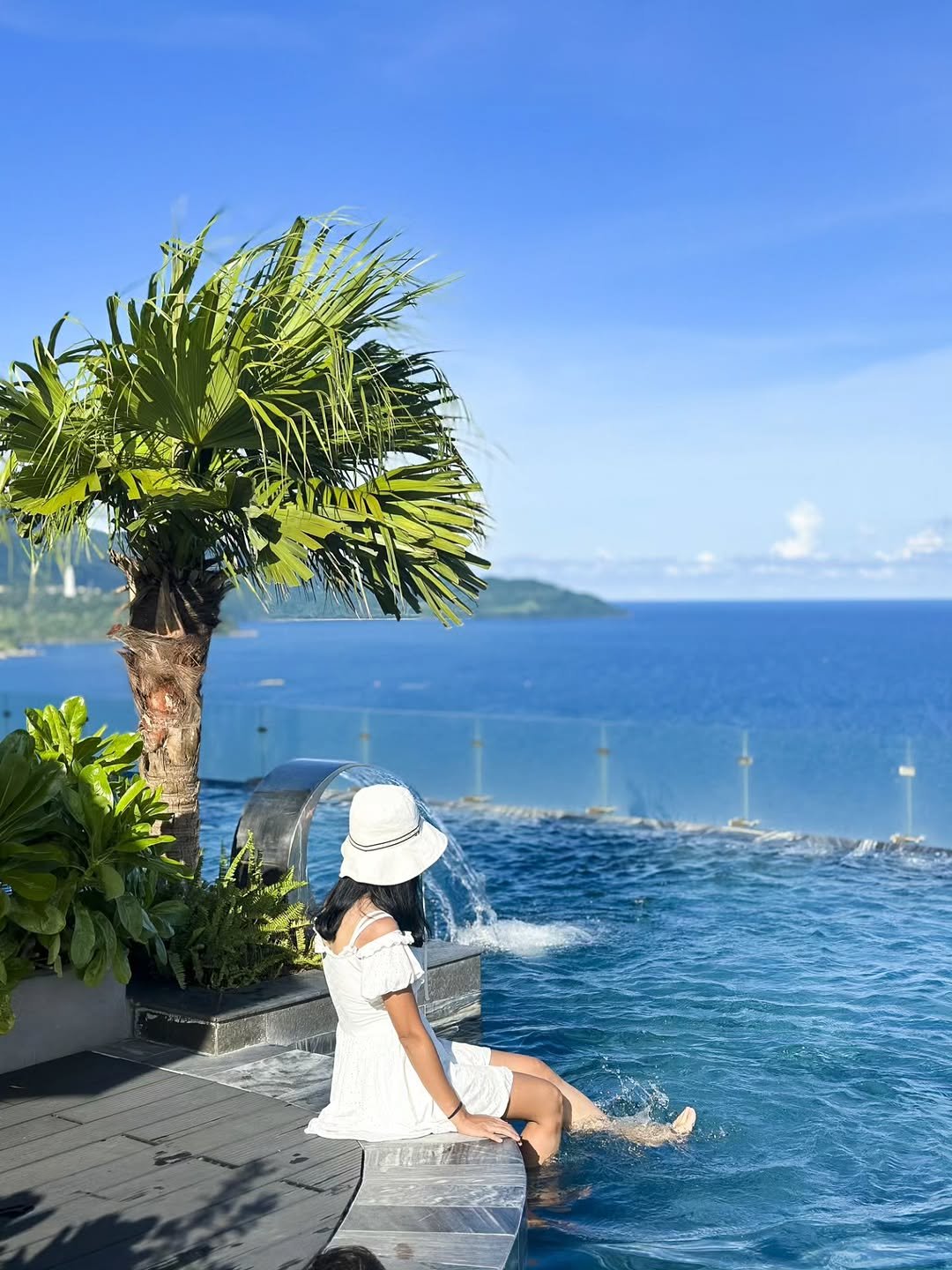 Photo shared by 보미 on December 09, 2025 tagging @fing3rs_insta, and @peninsulahotel_danang. May be an image of chaise lounge, deck chair and outdoors.