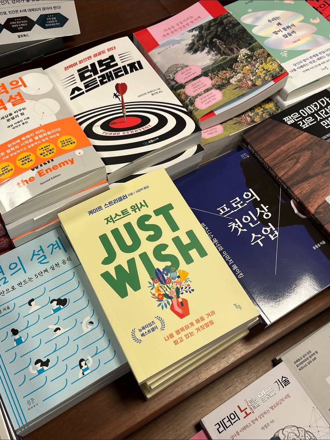 bomlmbooks 게시물 이미지: 뉴욕타임즈 베스트셀러!
비교와 자책 대신, 지금 내 삶을 사랑하는 법!
불안한 삶에...