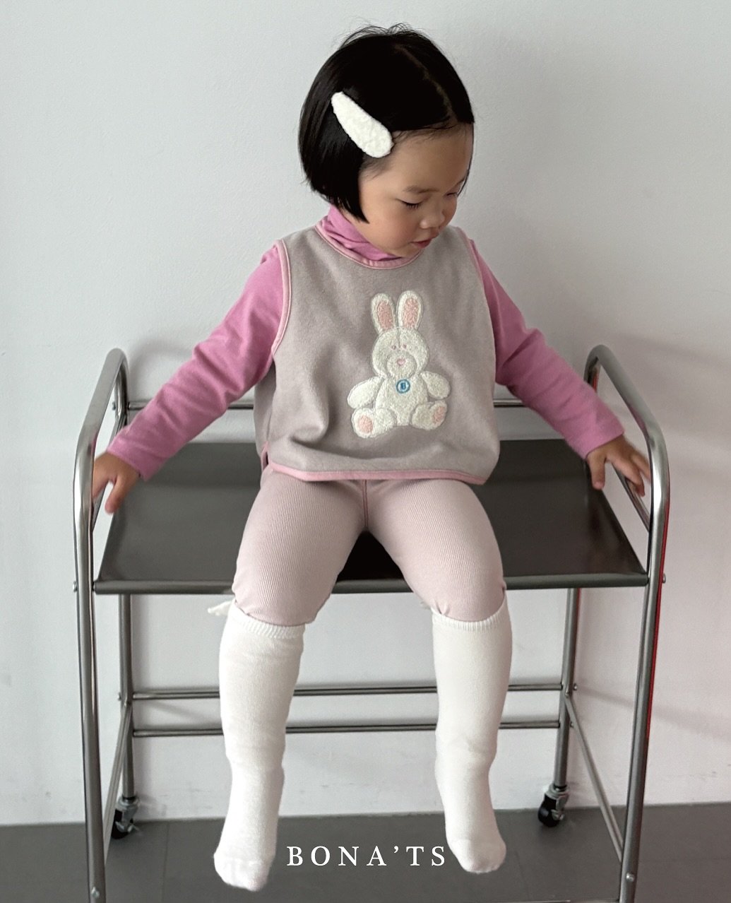 Photo by 보나츠 on September 18, 2025. May be an image of 1 person, baby shoes, tights and text that says 'BONA'TS TS'.