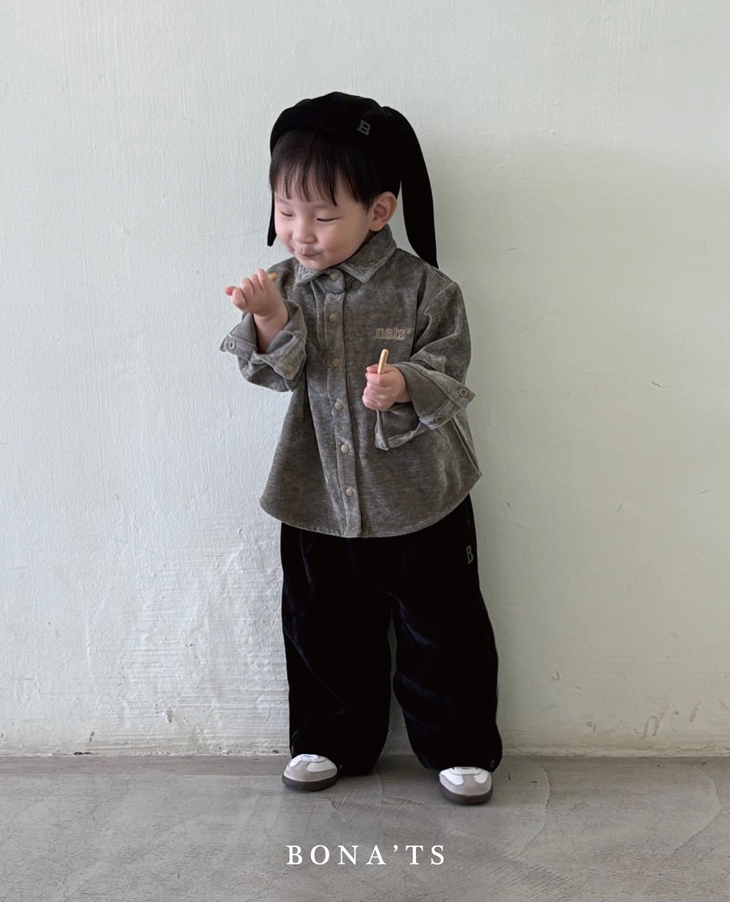 Photo by 보나츠 on September 24, 2025. May be an image of 1 person, baby, duffle coat, baby shoes, lollipop and text that says 'BONA'TS TS ΒΟΝΑ'.