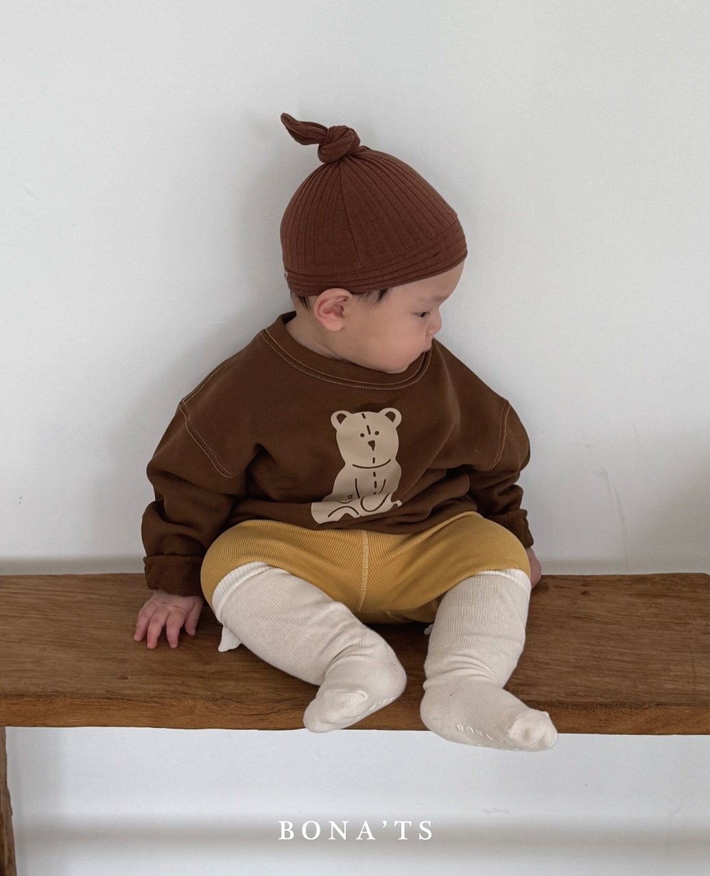 Photo by 보나츠 on September 18, 2025. May be an image of 1 person, baby, hat, knit, baby shoes and text that says 'M BONA'TS TS'.