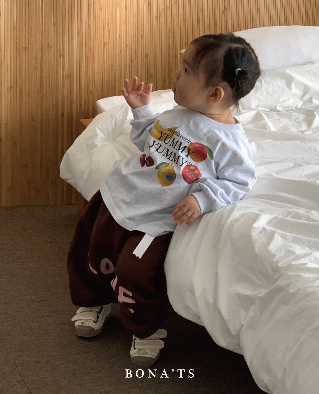Photo by 보나츠 on September 18, 2025. May be an image of 1 person, baby, baby shoes, sweatshirt and text that says 'KUMMY SUNMY ΜΜ favorit BONA'TS TS'.