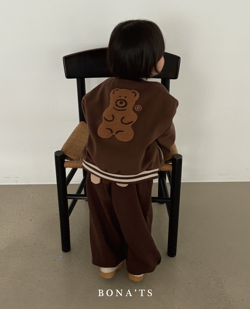 Photo by 보나츠 on September 22, 2025. May be an image of 1 person, bear, duffle coat, bath robe, cloak and text that says 'BONA'TS'.