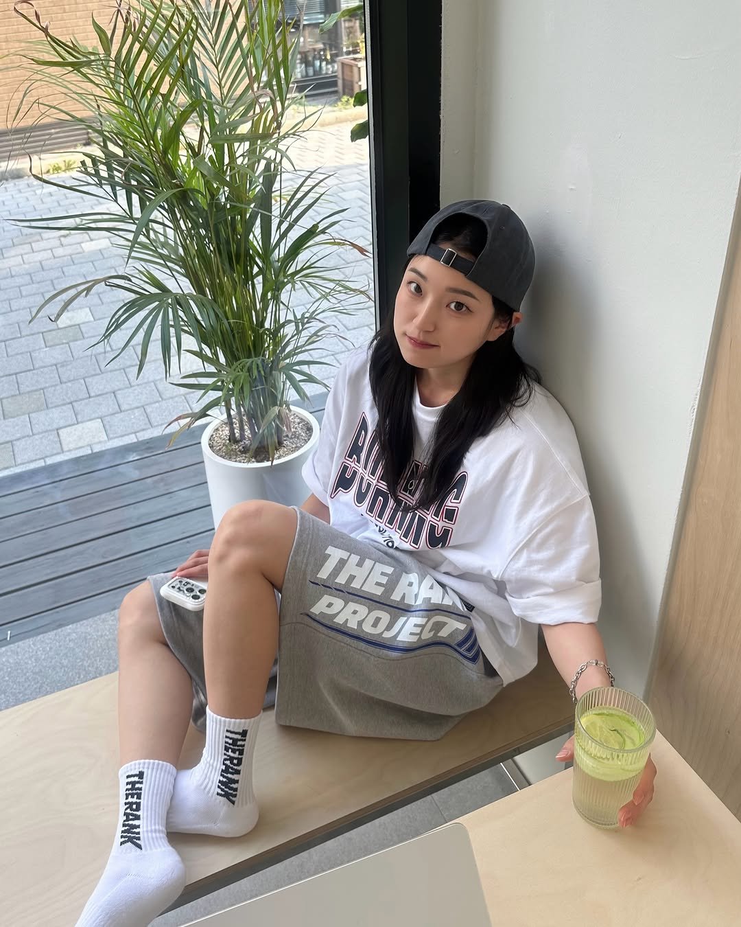 bong_.workout 게시물 이미지: 작업하기 싫어서 카페로 피신🥤
집 앞 룩은 역시 오버핏이 최고죠.ᐟ

여름 느낌...