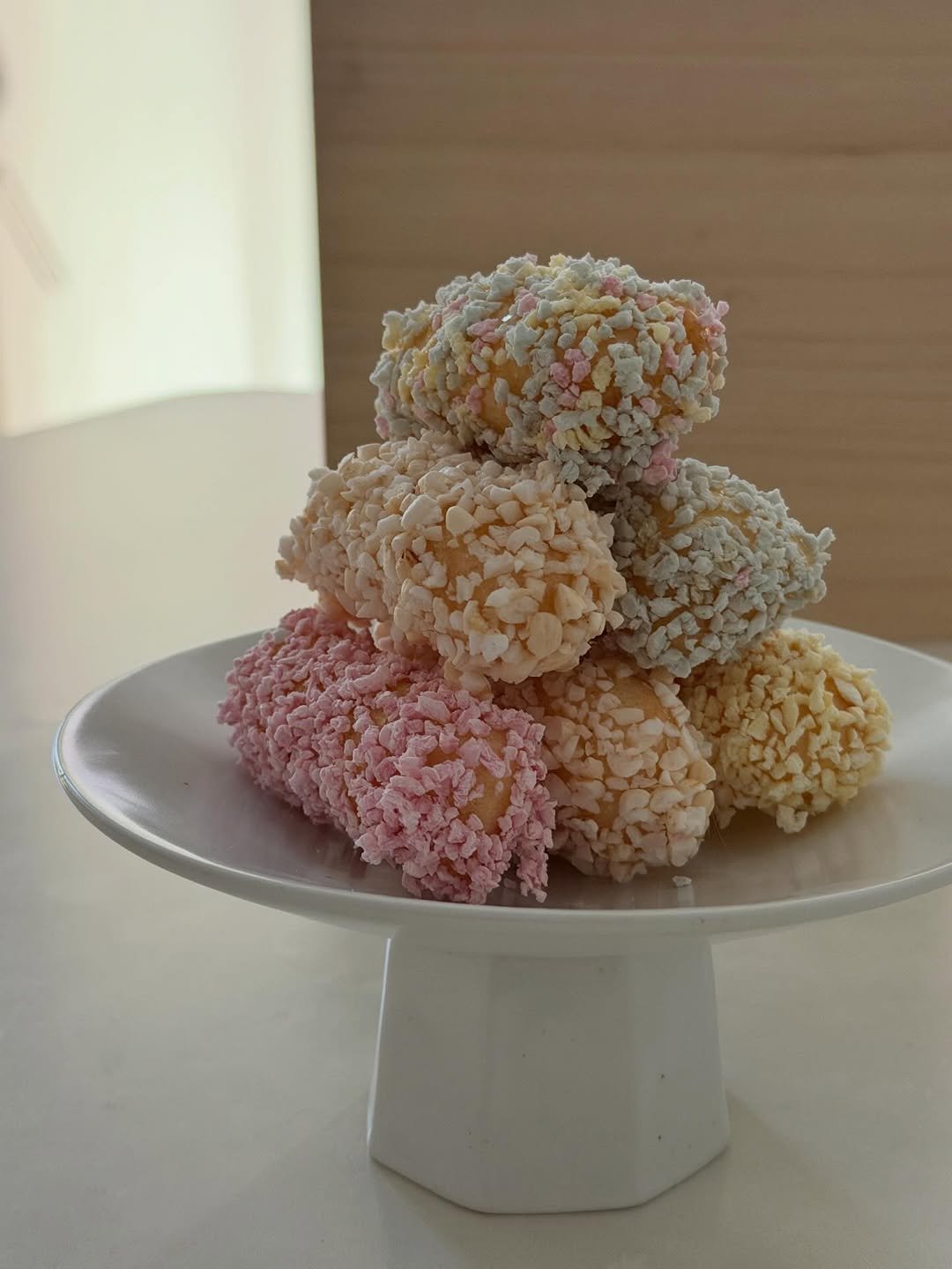 Photo by 봉앗간 | 떡케이크 | 백일떡 | 답례떡 | 클래스 on January 21, 2026. May be an image of coconut macaroon and text.