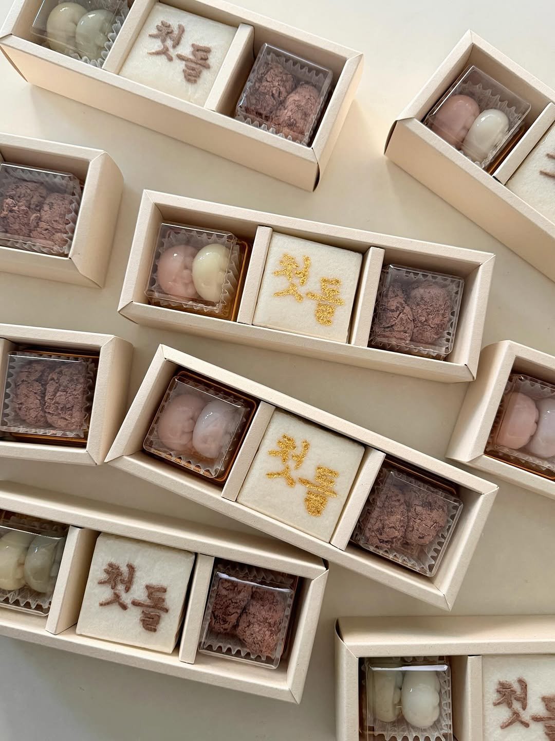 Photo by 봉앗간 | 떡케이크 | 백일떡 | 답례떡 | 클래스 on January 20, 2026. May be an image of dessert, truffle and text.