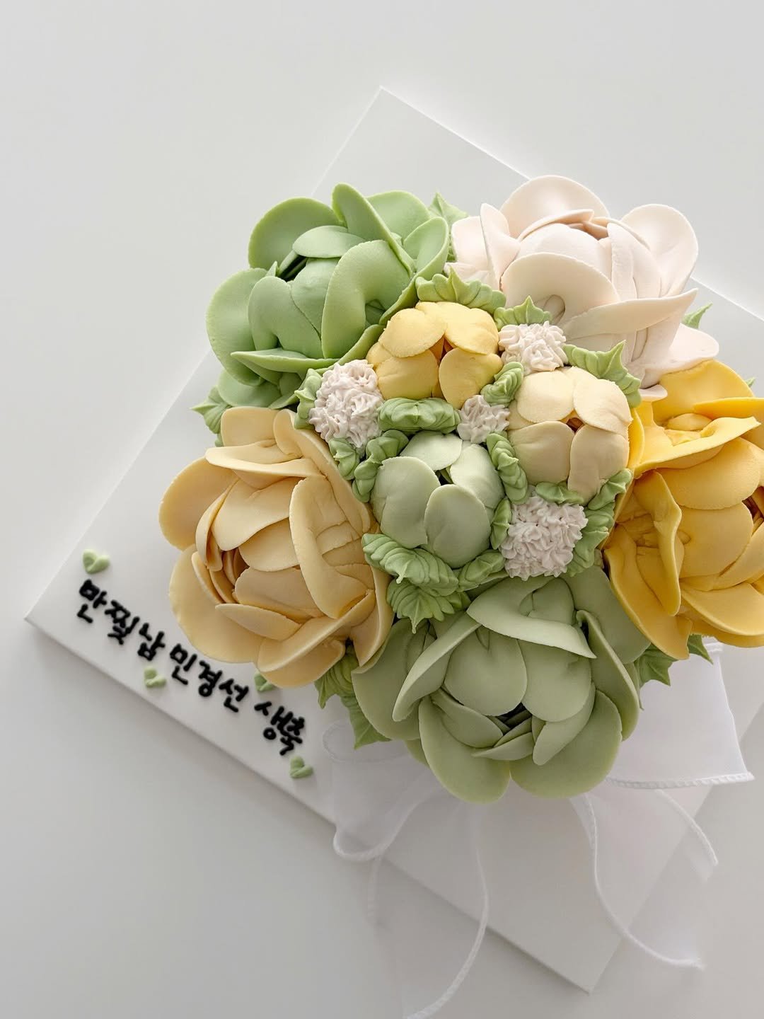 Photo by 봉앗간 | 떡케이크 | 백일떡 | 답례떡 | 클래스 on February 26, 2026. May be an image of dessert and text.