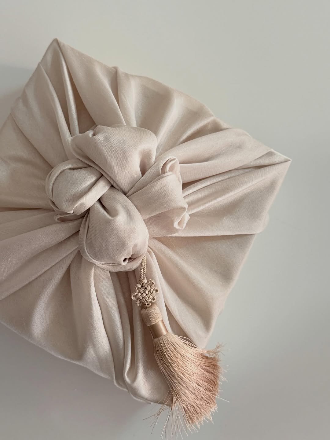 Photo by 봉앗간 | 떡케이크 | 백일떡 | 답례떡 | 클래스 on January 20, 2026. May be an image of napkin ring, turban and text.