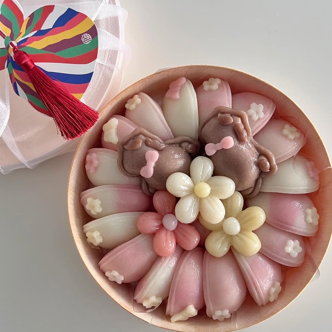 Photo by 봉앗간 | 떡케이크 | 백일떡 | 답례떡 | 클래스 on January 29, 2026. May be an image of wafer, hamper, globe amaranth and text.