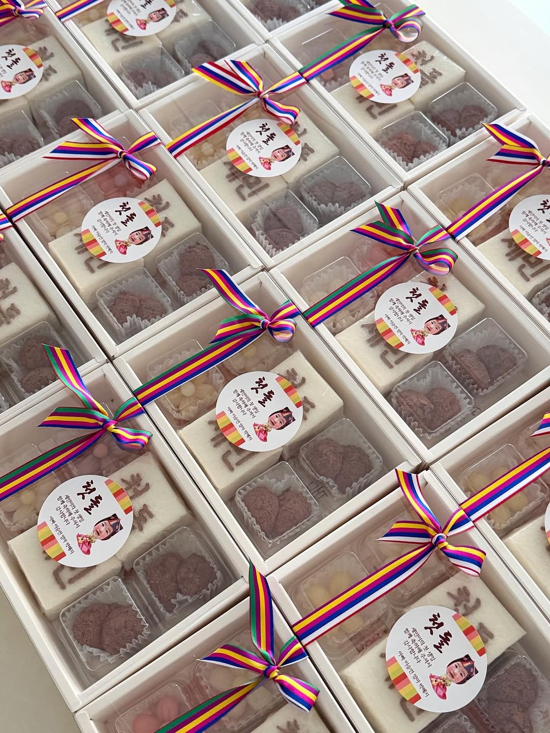 Photo by 봉앗간 | 떡케이크 | 백일떡 | 답례떡 | 클래스 on April 06, 2026. May be an image of chocolate bar, fudge, brownie, truffle and text.