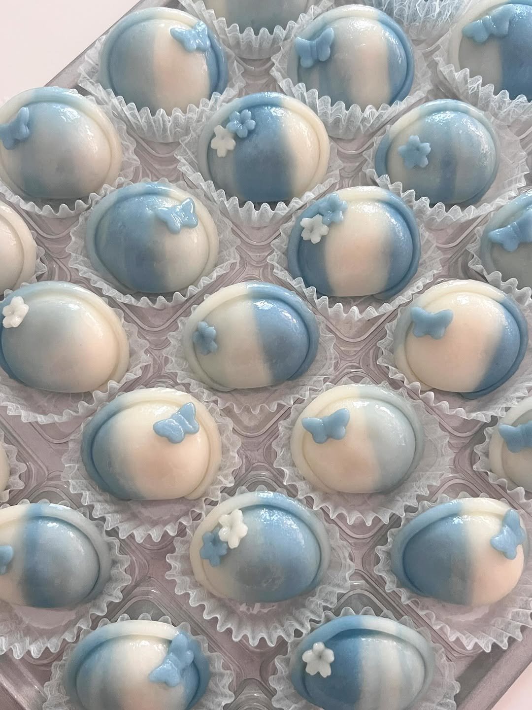 Photo by 봉앗간 | 떡케이크 | 백일떡 | 답례떡 | 클래스 on August 28, 2025. May be an image of dessert, truffle and text.