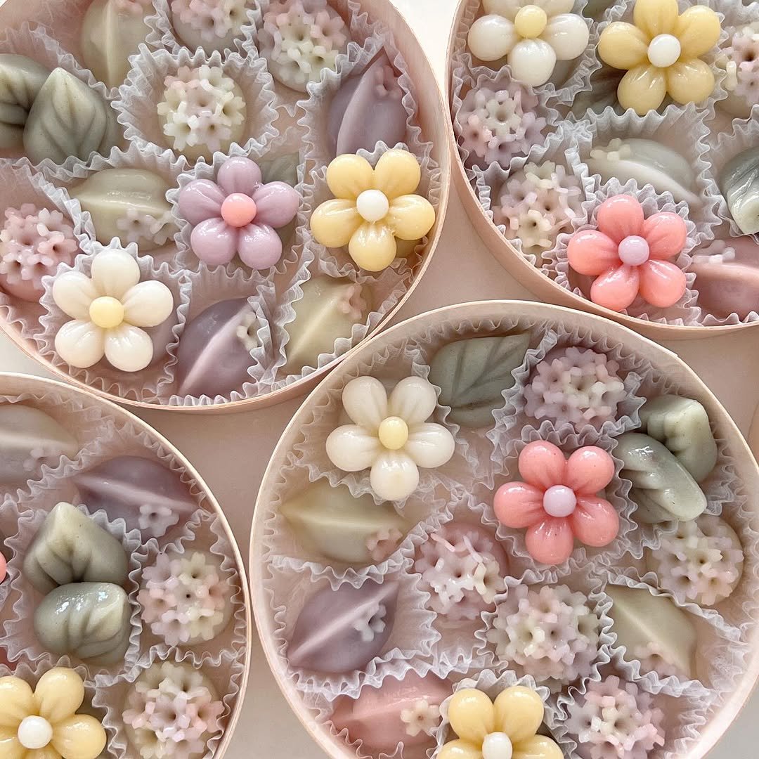 Photo by 봉앗간 | 떡케이크 | 백일떡 | 답례떡 | 클래스 on September 05, 2025. May be an image of paper weight and text.