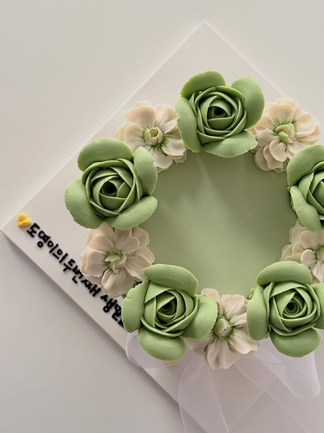 Photo by 봉앗간 | 떡케이크 | 백일떡 | 답례떡 | 클래스 on January 20, 2026. May be an image of prairie gentian, rose and text that says '도영이의투번 도영이의두건째'.