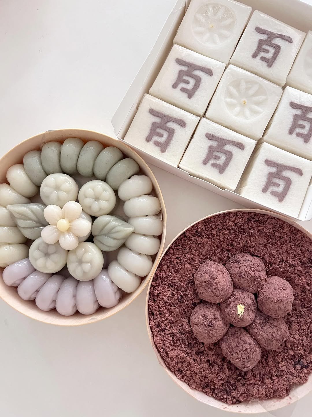 Photo by 봉앗간 | 떡케이크 | 백일떡 | 답례떡 | 클래스 on July 08, 2025. May be an image of wafer, globe amaranth and text that says '百 百 百百百 百百 百 百 百 万'.