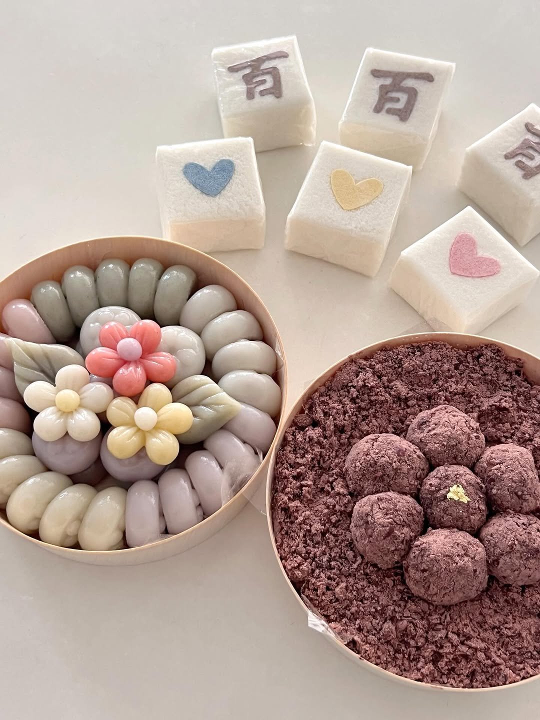 Photo by 봉앗간 | 떡케이크 | 백일떡 | 답례떡 | 클래스 on August 15, 2025. May be an image of dessert, chocolate bar, bar soap and text that says '百 百 3'.