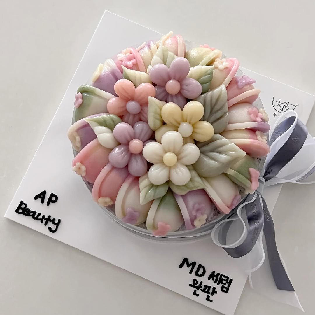 Photo by 봉앗간 | 떡케이크 | 백일떡 | 답례떡 | 클래스 on October 28, 2025. May be an image of ‎cake, pie, globe amaranth, rose and ‎text that says '‎২ਲ ஓ Beauty AP .세럼 MD MD세럼 عمد 세럼 완관‎'‎‎.