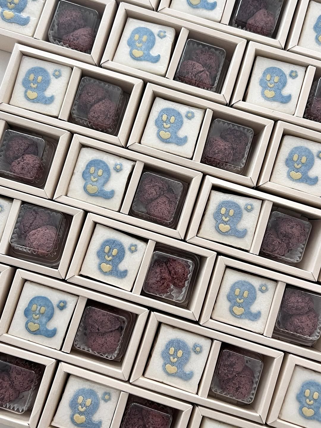 Photo by 봉앗간 | 떡케이크 | 백일떡 | 답례떡 | 클래스 on July 12, 2025. May be an image of chocolate bar, crossword puzzle, wafer, brownie and text.
