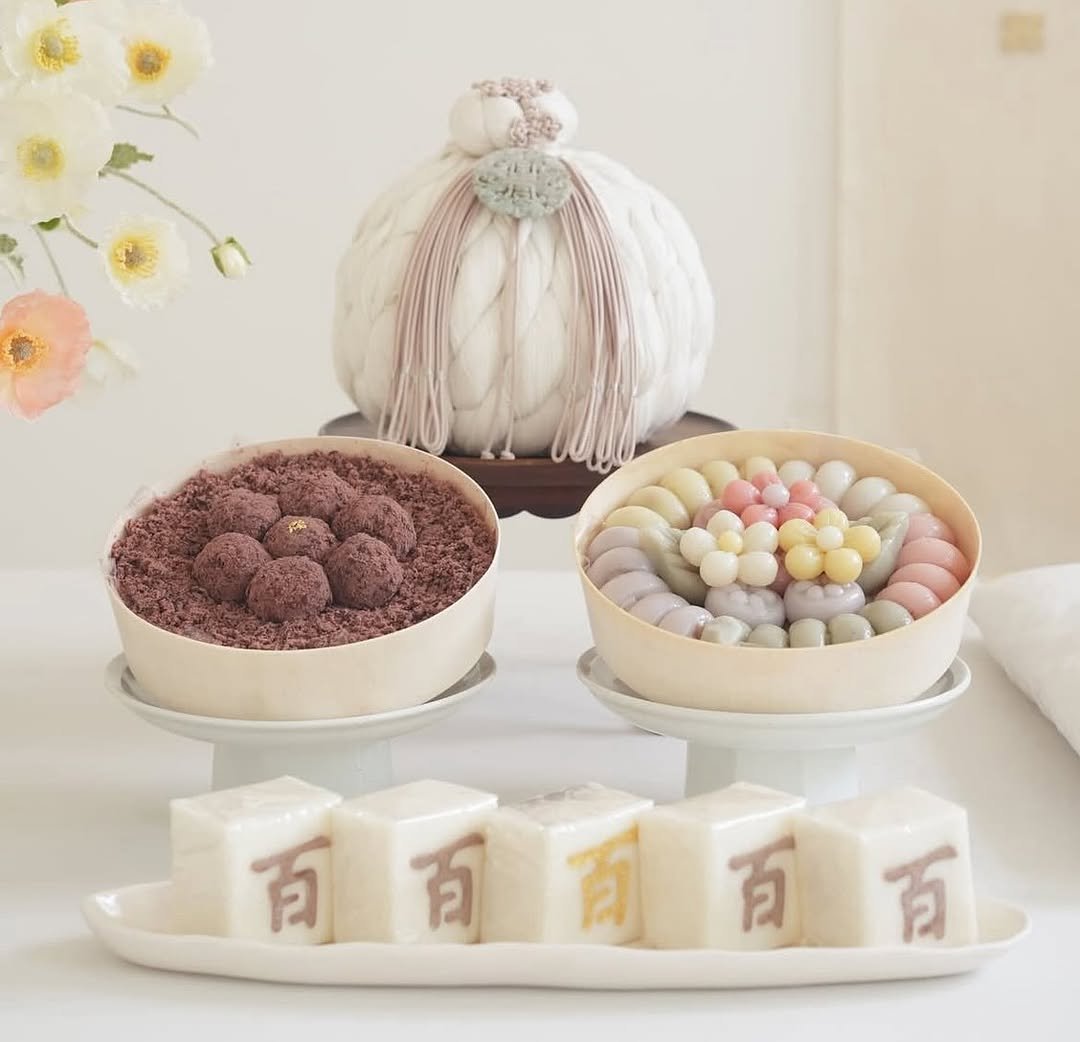 Photo by 봉앗간 | 떡케이크 | 백일떡 | 답례떡 | 클래스 on August 01, 2025. May be an image of sink, napkin ring, dessert, Easter egg, bar soap and text.