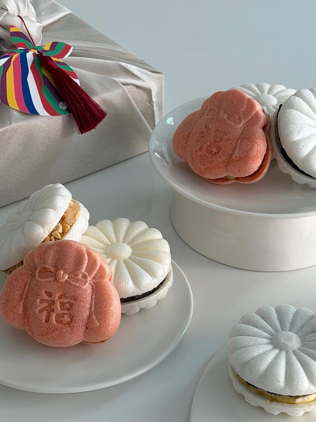 Photo by 봉앗간 | 떡케이크 | 백일떡 | 답례떡 | 클래스 on January 29, 2026. May be an image of coconut macaroon, cake, pastry, cookie and text.