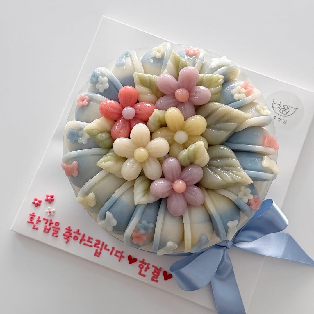 Photo by 봉앗간 | 떡케이크 | 백일떡 | 답례떡 | 클래스 on April 01, 2026. May be an image of cake, globe amaranth and text that says 'रਰ 앗간 七R 환감을 축하드립니다 축하드립니다 한견'.