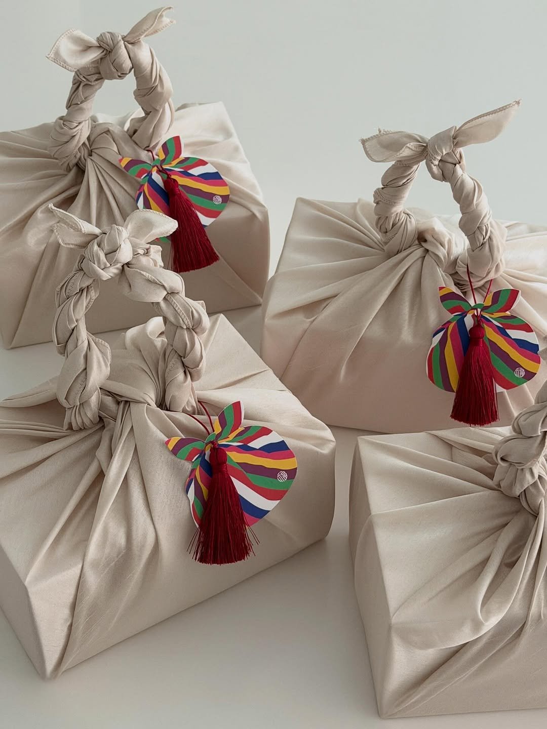 Photo by 봉앗간 | 떡케이크 | 백일떡 | 답례떡 | 클래스 on February 18, 2026. May be an image of napkin ring, hamper, carton and text.