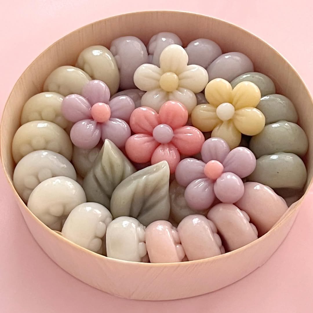 Photo by 봉앗간 | 떡케이크 | 백일떡 | 답례떡 | 클래스 on September 05, 2025. May be an image of wafer, globe amaranth and text.