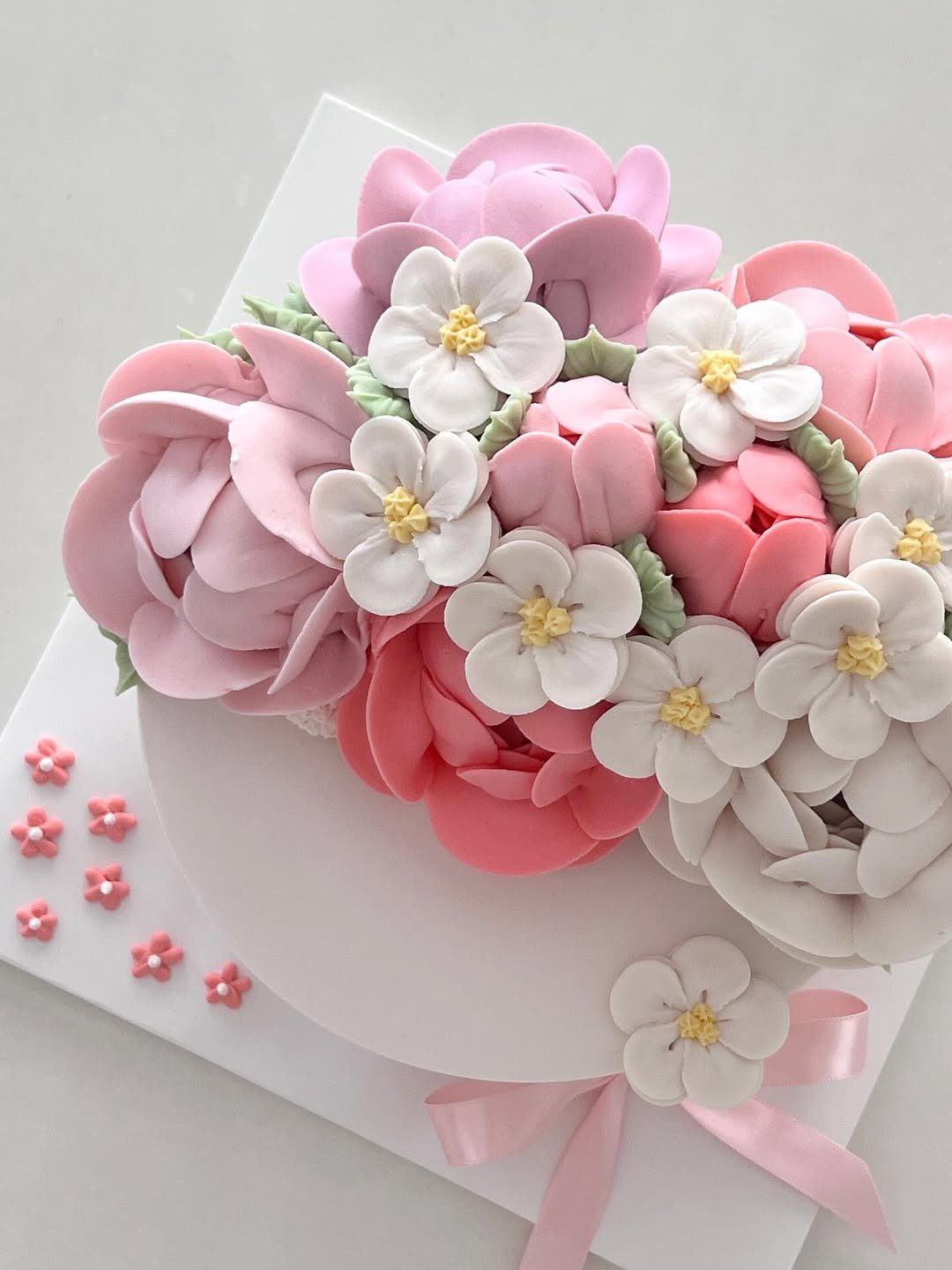 Photo by 봉앗간 | 떡케이크 | 백일떡 | 답례떡 | 클래스 on August 19, 2025. May be an image of wedding cake, prairie gentian, rose and text.