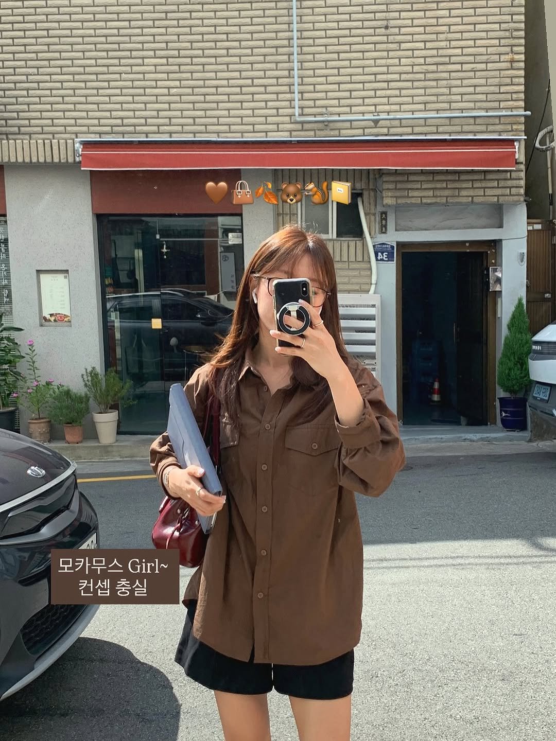 Photo by 봉실장ㅣ 기획마케터 on October 14, 2025. May be an image of top, skirt, parka, coat and text that says 'AE 제내 촉반에 밸택 모카무스 Girl~ 컨셉충실 컨셉 충실'.