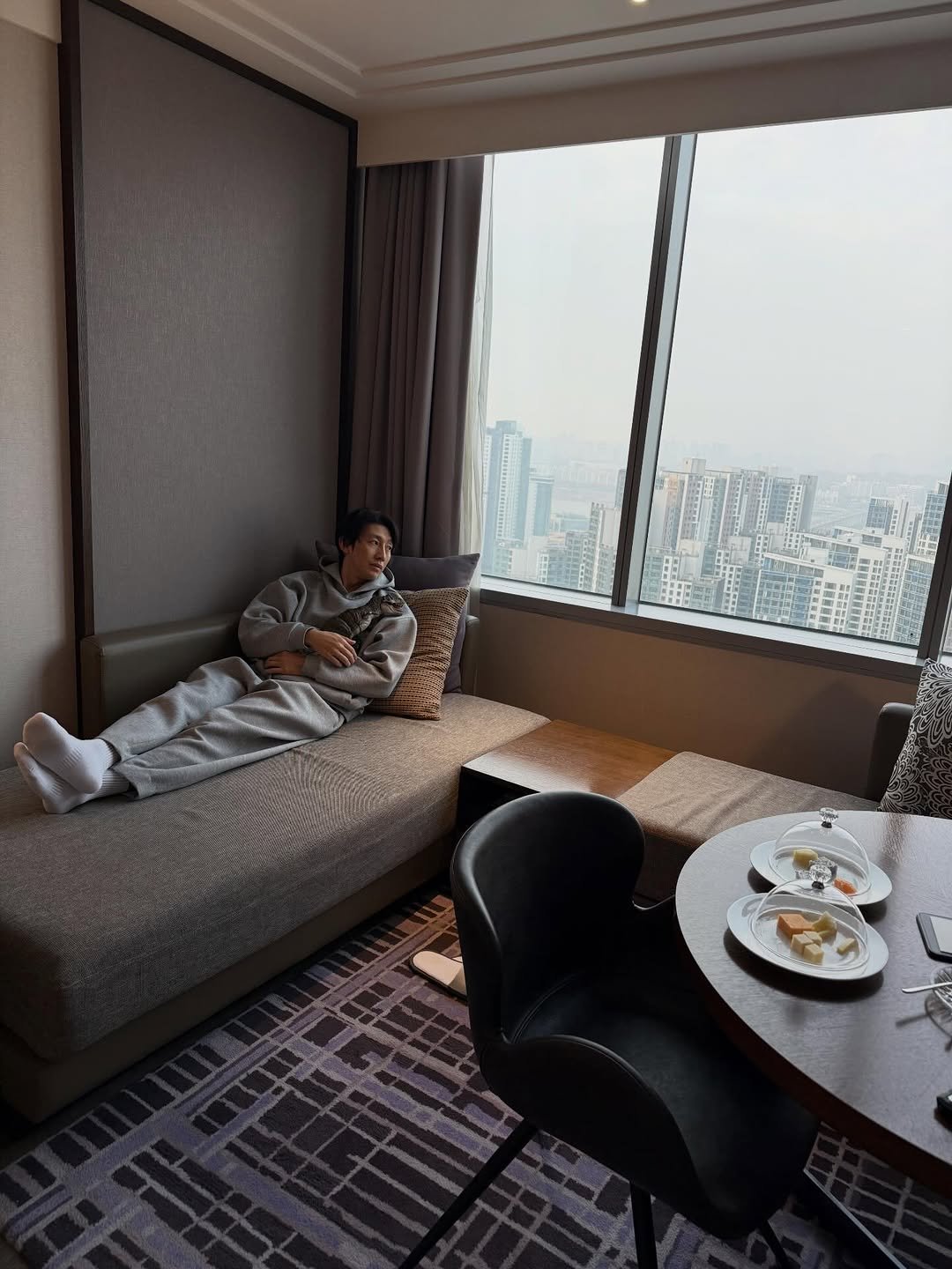 Photo by 강기영 Kiyoung Kang on February 14, 2026. May be an image of chaise lounge, armchair, bedroom and text.