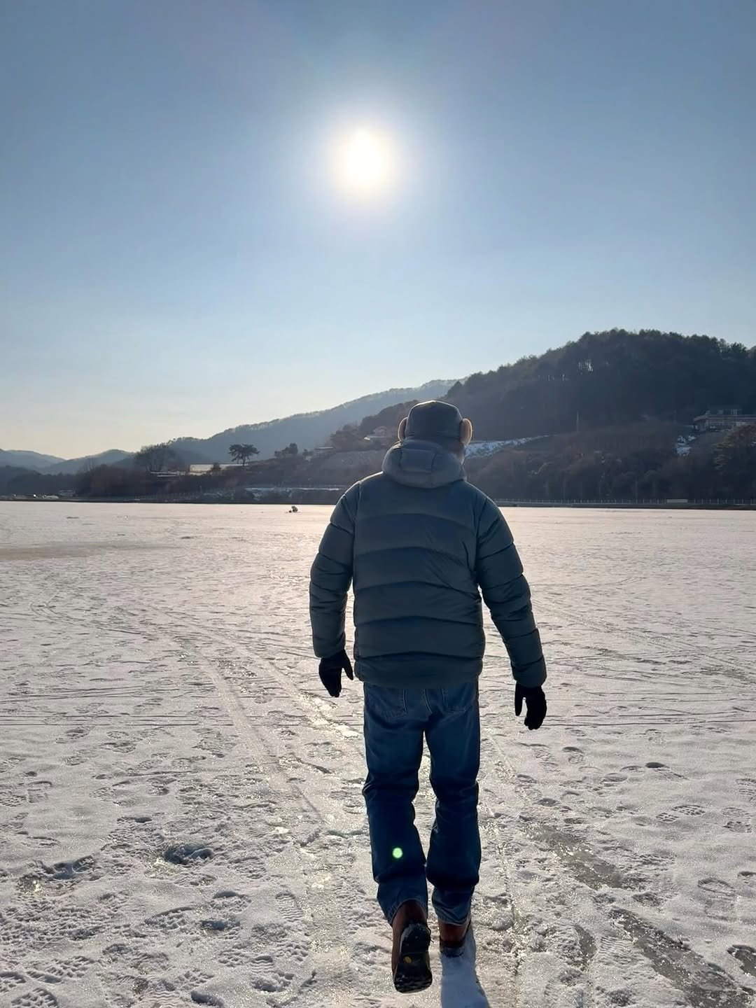 Photo by 강기영 Kiyoung Kang on February 09, 2026. May be an image of ski slope, lake, snow and text.