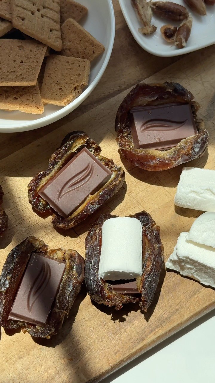 booboosbakeryy 게시물 이미지: S’mores Stuffed Dates 🪵 only 4 ingredients,...