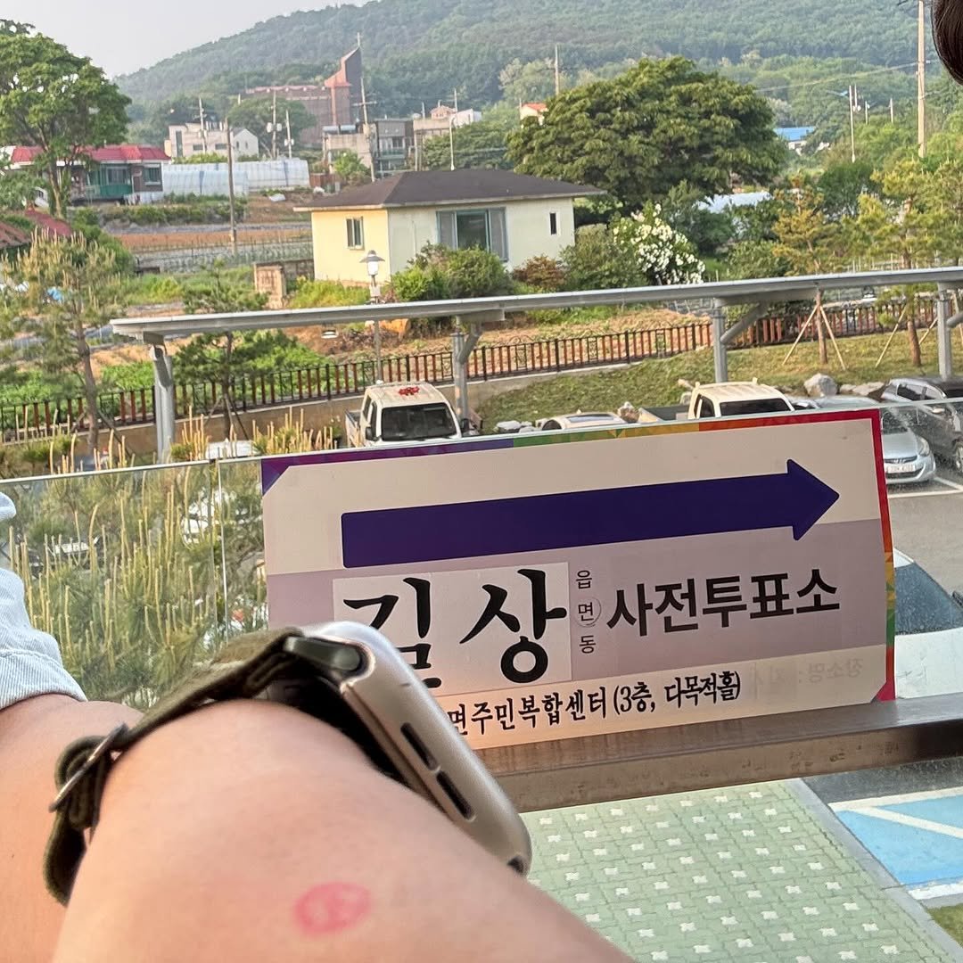 Photo by 책방 시점 on May 28, 2025.