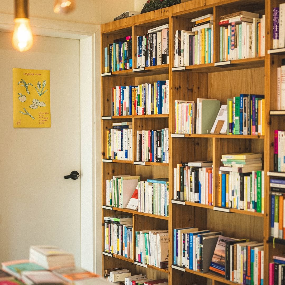 Photo by 책방 시점 on August 11, 2025. May be an image of book, shelf and text.