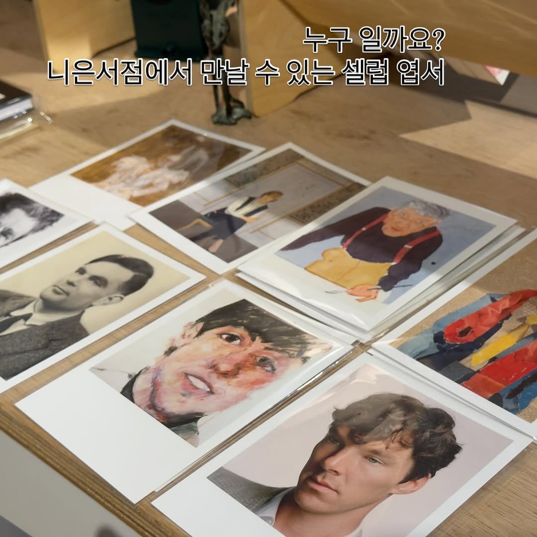 Photo by 니은서점 on September 14, 2025. May be an image of 2 people, polaroid, poster and text that says '누구 일까요? 니은서점에서 만날 만날수있는셀럽엽서 수 수있는 있는 셀럽 엽서'.