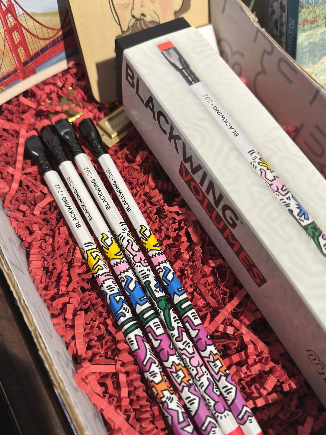 Photo by 니은서점 on September 20, 2025. May be an image of golf, box, pen, chopsticks, drumstick, hockey stick and text.