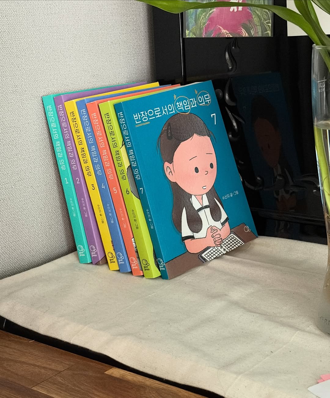 booksmood_ 게시물 이미지: 🎹
저는 35년 된 피아노를 테이블에 붙여 책상으로 쓰고 있는데요. 피아노가...