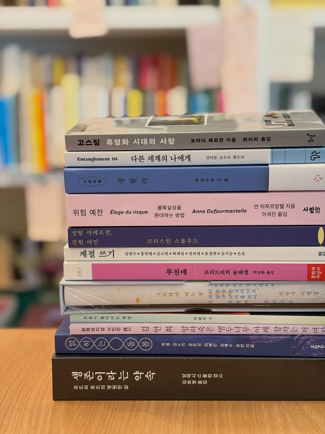 booksmood_ 게시물 이미지: 입고📚

더 있을 텐데 모르겠고 😅
오셔서 저 대신 찾아 보시겠어요?...