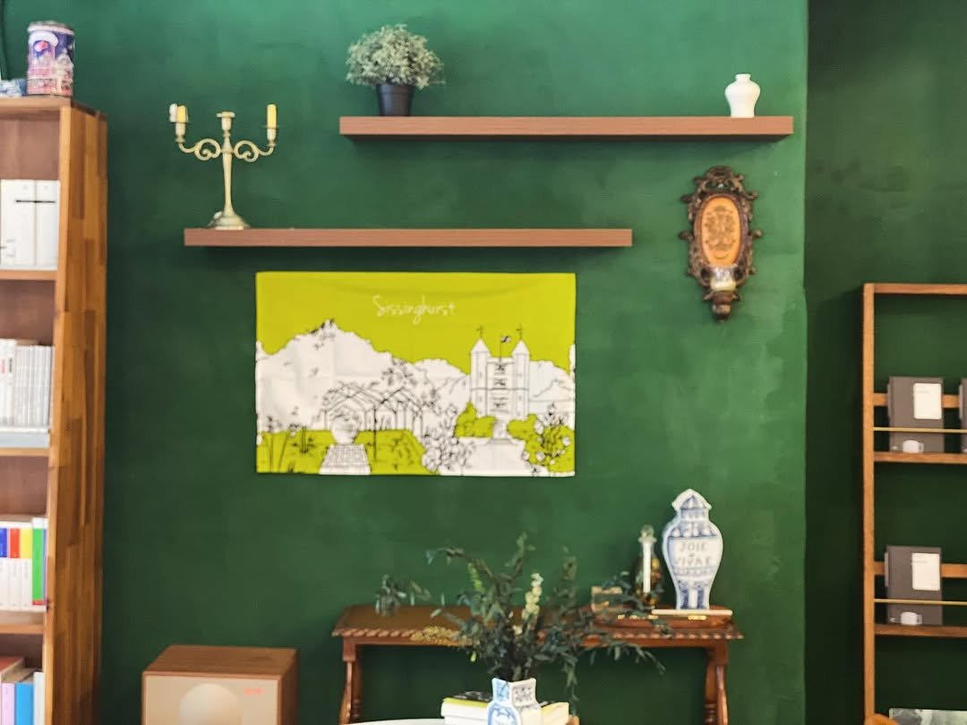 Photo by 책 의 기 분 on September 27, 2025. May be an image of house plant, shelf, indoors and text.