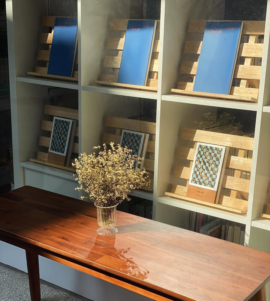 Photo by 책 의 기 분 on November 10, 2025. May be an image of credenza, rack, desk, indoors, office and text.