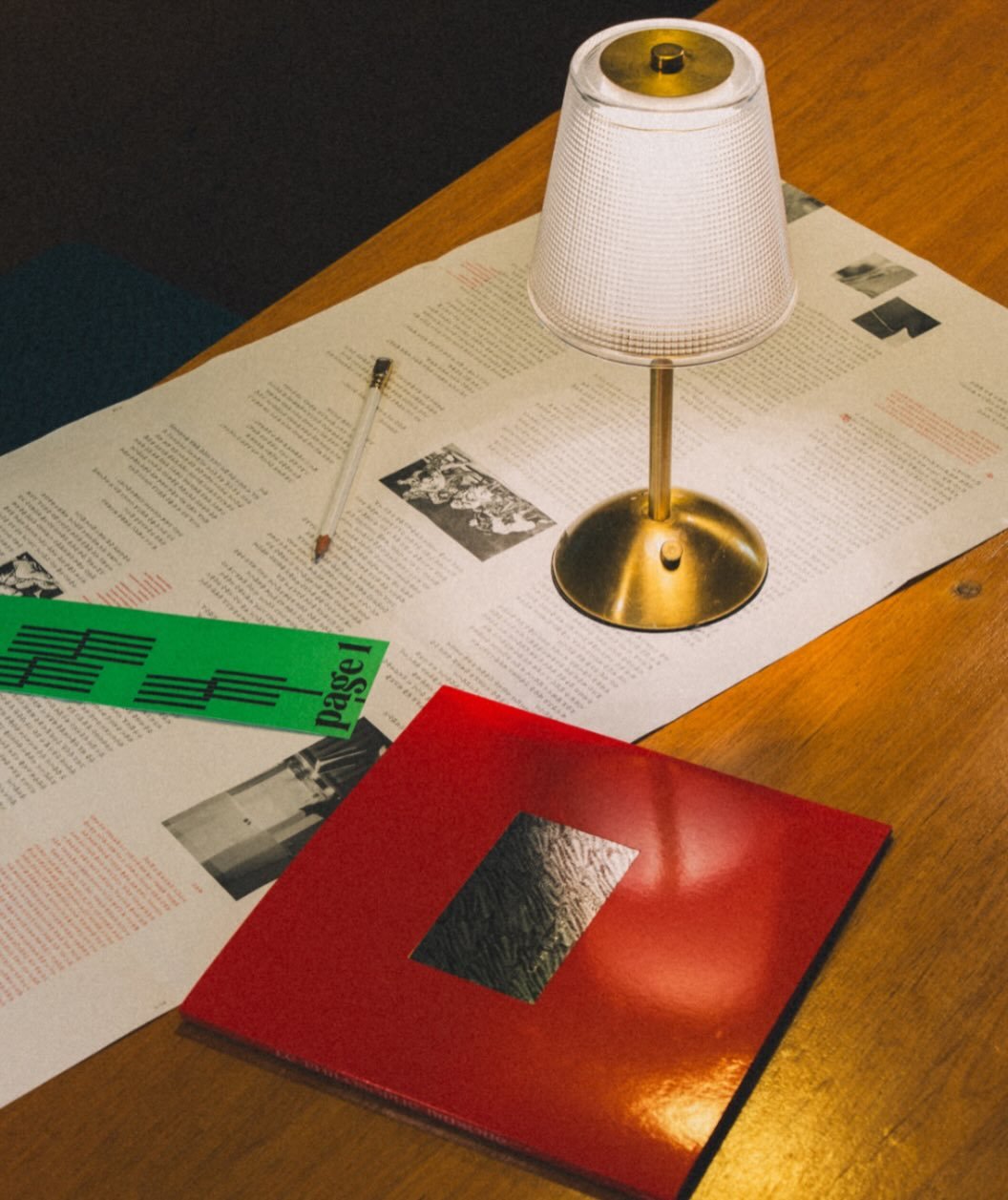 Photo by 책 의 기 분 on April 17, 2026. May be an image of lamp, lamp shade, magazine and text.