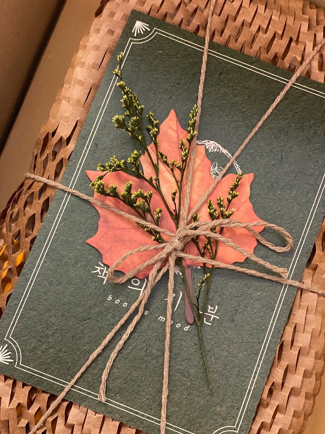 Photo by 책 의 기 분 on November 05, 2025. May be an image of book, lace, card, napkin, placemat and text that says 'HAY 책 o S mpod 분'.