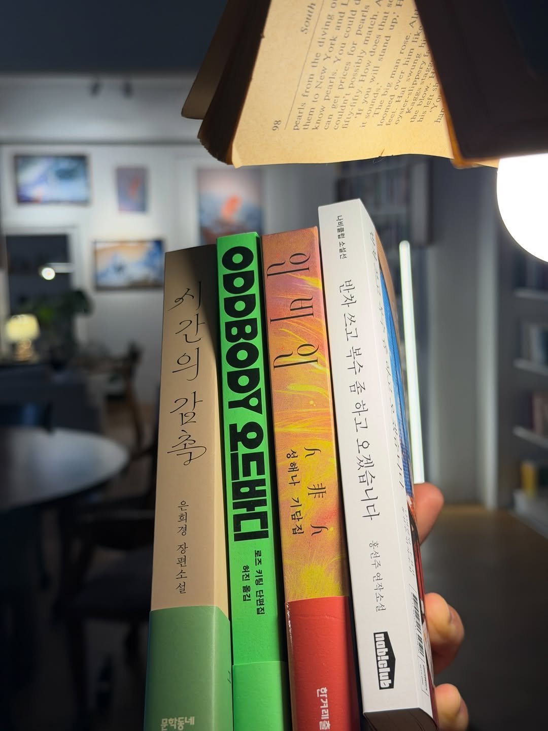booktique_bookshop 게시물 이미지: 책방지기의 기쁨1

책방지기로 살아가는 시간은 타인의 시선에서 벗어나 온전히 자기...