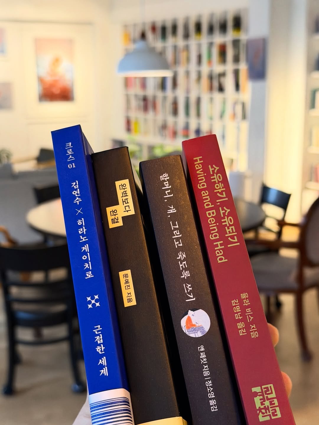 Photo by 북티크 in 북티크 Booktique. May be an image of book, chopsticks and text that says '출는 01 할머니 1약는 Having and 소유하기 개, 그리고죽도록 그리고 Being 소유되기 Had 十イに す 扫百制菇 안 配 ネ ะ 라 ሂ નો 문예진 ኝ 지음 군절한세 한 세 계 김명남옮김 울라비스지음 김명남지음 지음 앤패첫지음/정소영옮김 정소영옮김 앤 패칫 지음 ลอญ'.