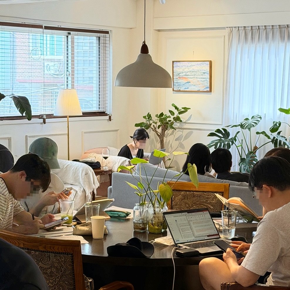 booktique_bookshop 게시물 이미지: “좋은 책방지기가 되기 위해 해야 할 일은 참 많습니다.”

좋은 책을 찾는 일,...