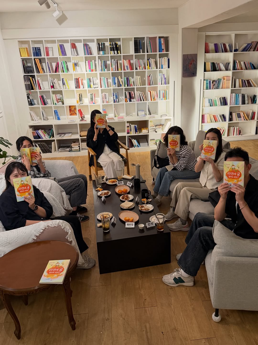 booktique_bookshop 게시물 이미지: 처음으로 동시집을 읽었습니다. 정희지 작가님의 동시집 『라면에 귤 넣어도...