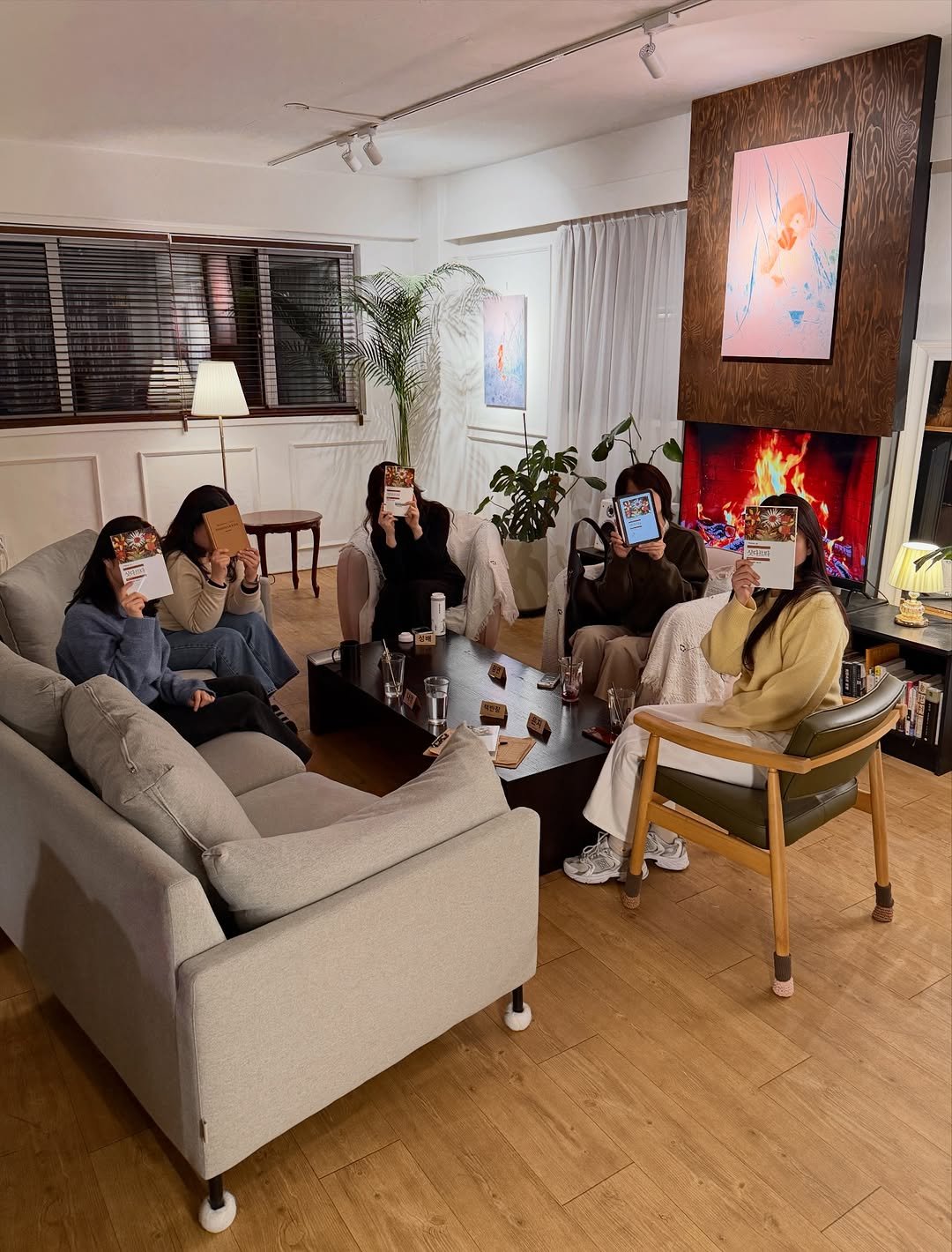 Photo by 북티크 in 북티크 Booktique with @booktique_bookclub. May be an image of sofa, armchair, fireplace, chaise lounge, indoors, hearth, living room and text.