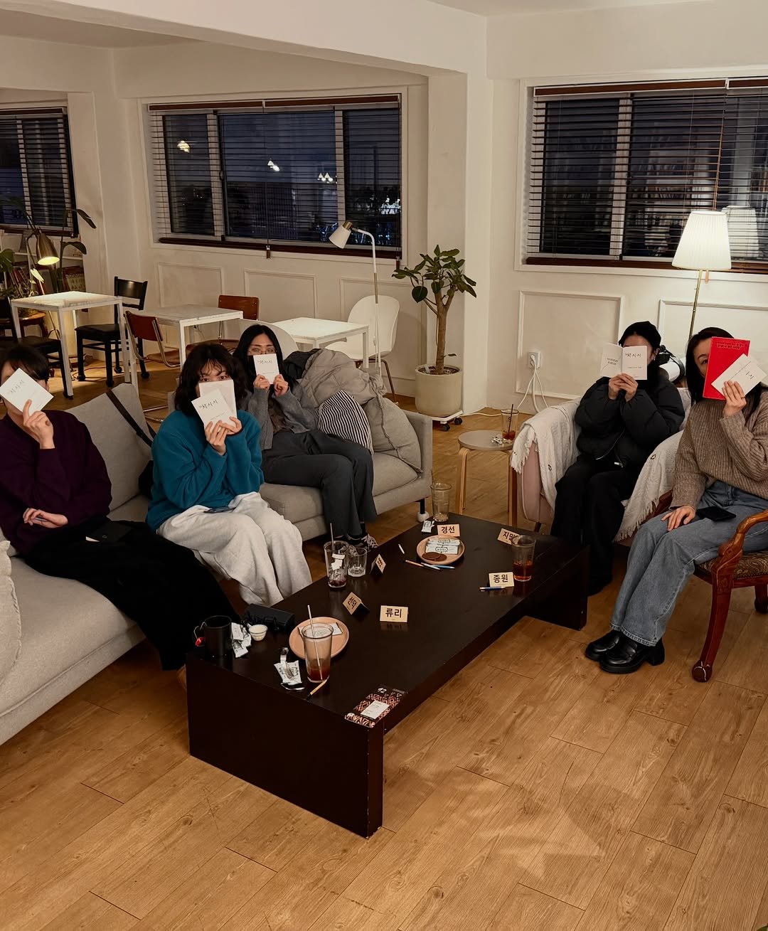 Photo shared by 북티크 on January 30, 2026 tagging @iroun_ri. May be an image of one or more people, table, sofa, cornflower, night and text.