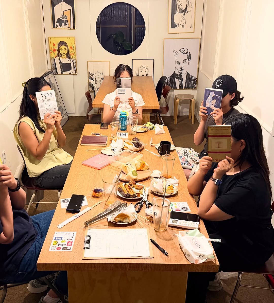 booktique_bookshop 게시물 이미지: 📚북티크는 연결을 판매하는 서점입니다. 
책으로 사람들을 연결하고 서로의 삶을...