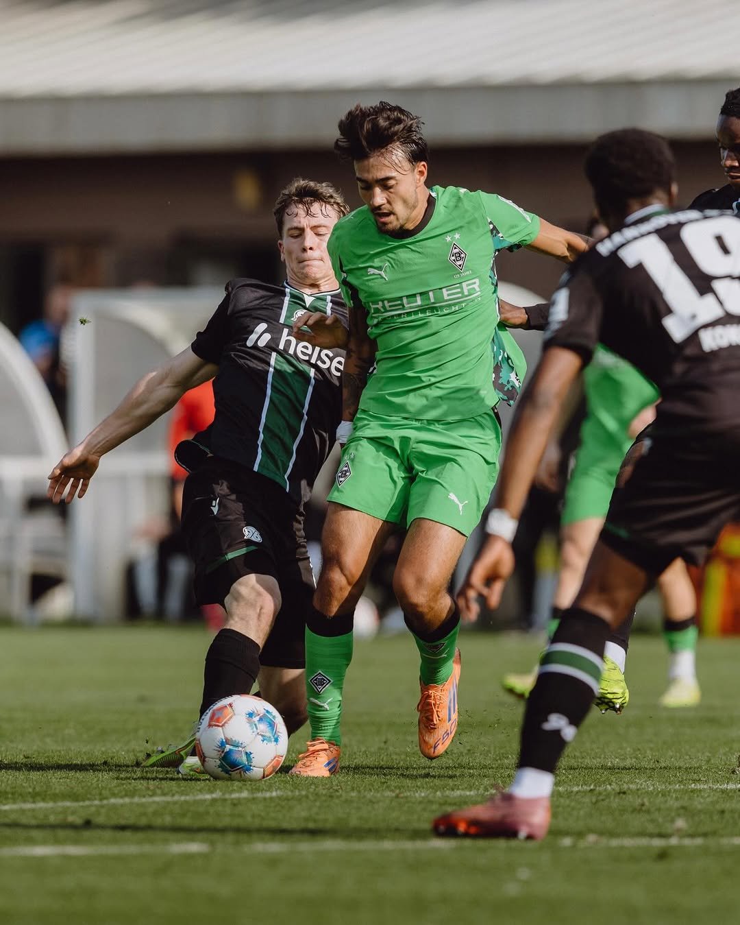 Photo by Borussia Mönchengladbach | Bundesliga on January 05, 2026. May be an image of football, soccer, stadium and text that says 'REUIER ER 1 heise heise e T 모7'.