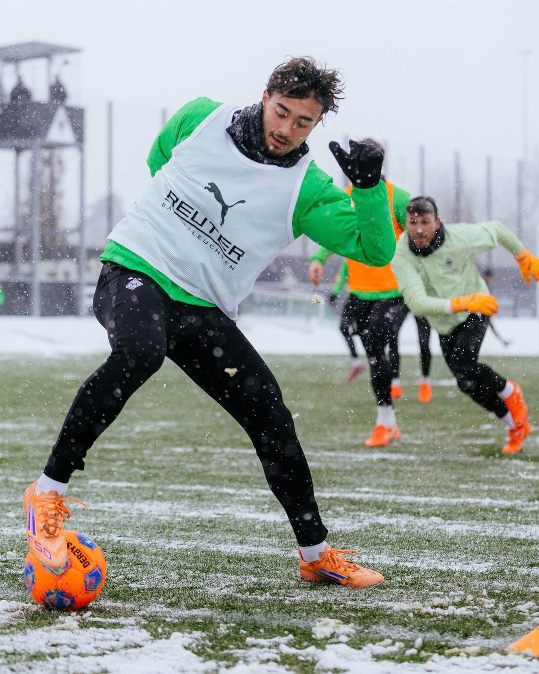 Photo shared by Borussia Mönchengladbach | Bundesliga on January 07, 2026 tagging @bundesliga, and @jenscastrop. May be an image of ‎football, soccer, cleats, sports equipment, stadium and ‎text that says '‎RELILS REUTER H ٤ E LEUS UC こ LEUCH E eU د N KABΗ3O PUzO‎'‎‎.